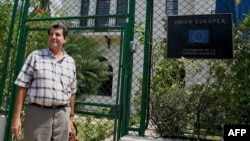 Oswaldo Payá espera frente a la sede de la Unión Europea en La Habana, el 25 de marzo de 2005.