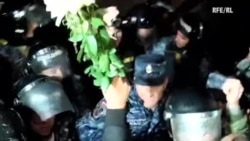 Protestantes armenios se enfrentan a la policía en Yerevan Protestantes armenios se enfrentan a la policía en Yerevan