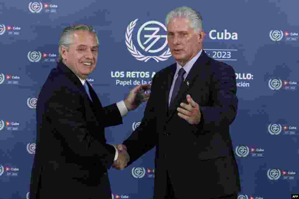 El presidente argentino, Alberto Fernández (izq.), es recibido por  Miguel Díaz Canel, a su llegada al Centro de Convenciones de La Habana el 15 de septiembre de 2023. (Photo by Yamil LAGE / POOL / AFP