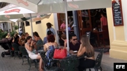Varios turistas almuerzan en un restaurante privado en La Habana (Cuba).