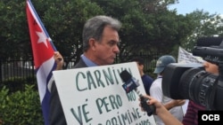 Ramón Saúl Sánchez, del Movimiento Democracia, encabezó la protesta frente a las oficinas de Carnival en Miami.