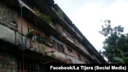 Un edificio multifamiliar en Punta Gorda, Moa, Holguín, se encuentra en peligro de derrumbe, poniendo en riesgo a sus residentes.