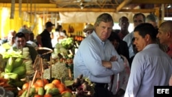 Thomas Vilsack, entonces Secretario de Agricultura de Barack Obama, en un agromercado de La Habana, el 13 de noviembre de 2015.
