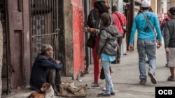 Un anciano pide limosnas en una calle de La Habana.