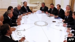 Vladimir Putin (5 der.) y Raúl Castro (4 izq.) en una reunión en el Kremlin en Moscú el 7 de mayo de 2015.