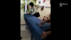 Familiares del reo fallecido Alexis Vázquez revisan su cuerpo al llegar a Santiago de Cuba Familiares del reo fallecido Alexis Vázquez revisan su cuerpo al llegar a Santiago de Cuba