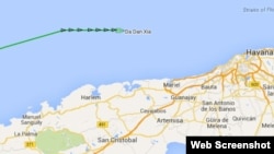 El papa Francisco, el presidente Barack Obama y la primera dama Michelle Obama saludan desde un balcón de la Casa Blanca.