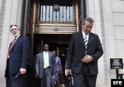 El ministro de Agricultura de Cuba, Gustavo Rodríguez Rollero (d), a su salida de una conferencia en la Cámara de Comercio de EEUU, en Washington.