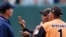 Fotografía de archivo. Víctor Mesa (c) es aguantado por el entrenador de lanzamiento de su equipo, mientras discute con el árbitro principal durante un juego en el estadio Latinoamericano de La Habana, Cuba.