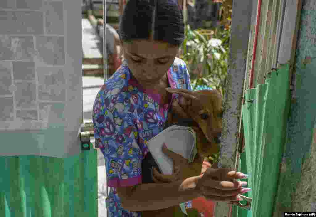 La técnica veterinaria Elizabeth Meade, fundadora del refugio Adopciones por Amor, sostiene a Linda n La Habana, Cuba.