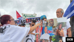 Exiliados cubanos protestan contra el encarcelamiento de Ferrer y Navarro