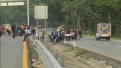 Policía impide que caravana de migrantes avance al norte de México Policía impide que caravana de migrantes avance al norte de México