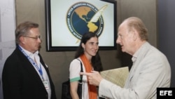 Yoani Sánchez (c), el periodista del diario ecuatoriano Hoy Jaime Mantilla (i) y el presidente del PEN Club Internacional, Jonh Ralston (d), en una conferencia sobre la libertad de expresión en Cuba, en Puebla (México).