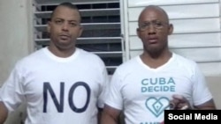 Yoel Parsons y Maikel Herrera Bones (derecha).