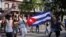 Manifestantes sostienen una bandera cubana durante las protestas del 11 de julio, en La Habana, Cuba. (REUTERS/Alexandre Meneghini/Archivo)