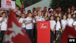 Salvador Sánchez Cerén (c), nuevo presidente de El Salvador.