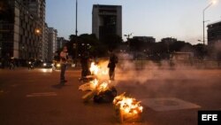 Un grupo de manifestantes quema basura en la plaza Altamira de Caracas.