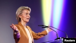 La presidenta de la poderosa Comisión Europea de la Unión Europea, Ursula von der Leyen, en el Café Kyiv, en la ciudad alemana de Berlín, el 19 de febrero de 2024. (Reuters/Liesa Johannssen).