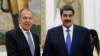 El gobernante venezolano Nicolás Maduro y el ministro de Relaciones Exteriores de Rusia, Serguéi Lavrov, en Caracas, el 7 de febrero del 2020.