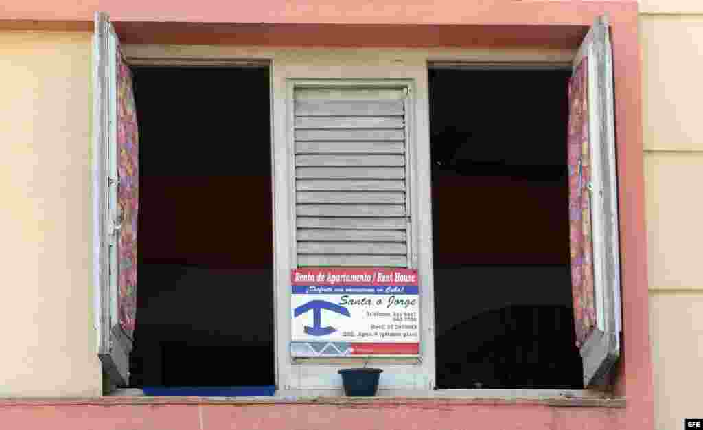 HAB106 LA HABANA (CUBA) 02/04/2015.- Vista exterior de una vivienda donde se renta de habitaciones hoy, jueves 02 de abril del 2015, en La Habana, Cuba. El portal de alquiler de viviendas particulares Airbnb anunció que ha ampliado su mercado a Cuba, con