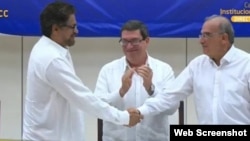Humberto de la Calle e Iván Márquez firman el acuerdo final de paz entre el gobierno colombiano y las FARC en La Habana.