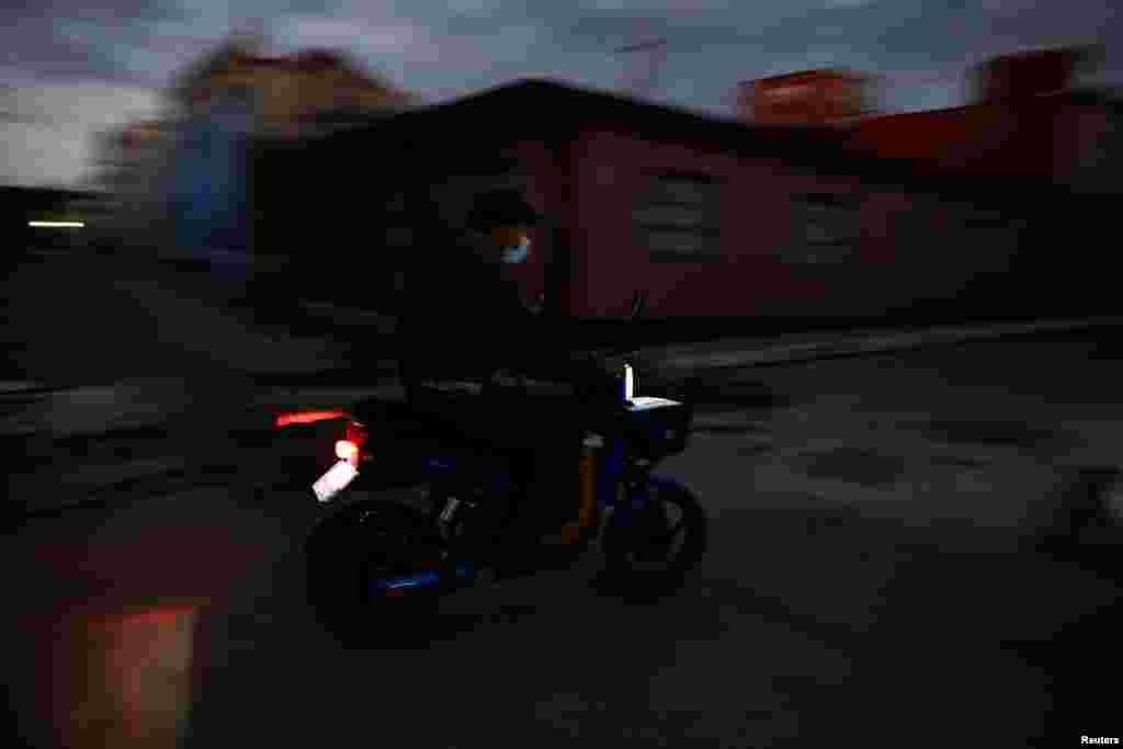 Un hombre se desplaza en una moto durante un apagón. Cuba alega que la crisis energética está causada por la falta de combustible. Pero expertos han descalificado ese argumento.