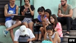 Un grupo de jóvenes que se conectan a internet en una zona WiFi, en La Habana.