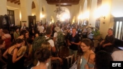 Turistas esperan ser atendidos, luego de ser trasladados desde otros hoteles, en la recepción del Hotel Nacional el 9 de septiembre del 2017, en La Habana.