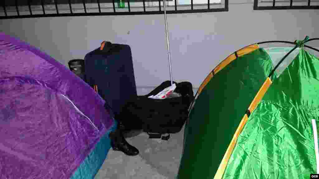 Cubanos pernoctan frente a la Embajada de México en Quito, Ecuador, para exigir una salida a su situación migratoria.