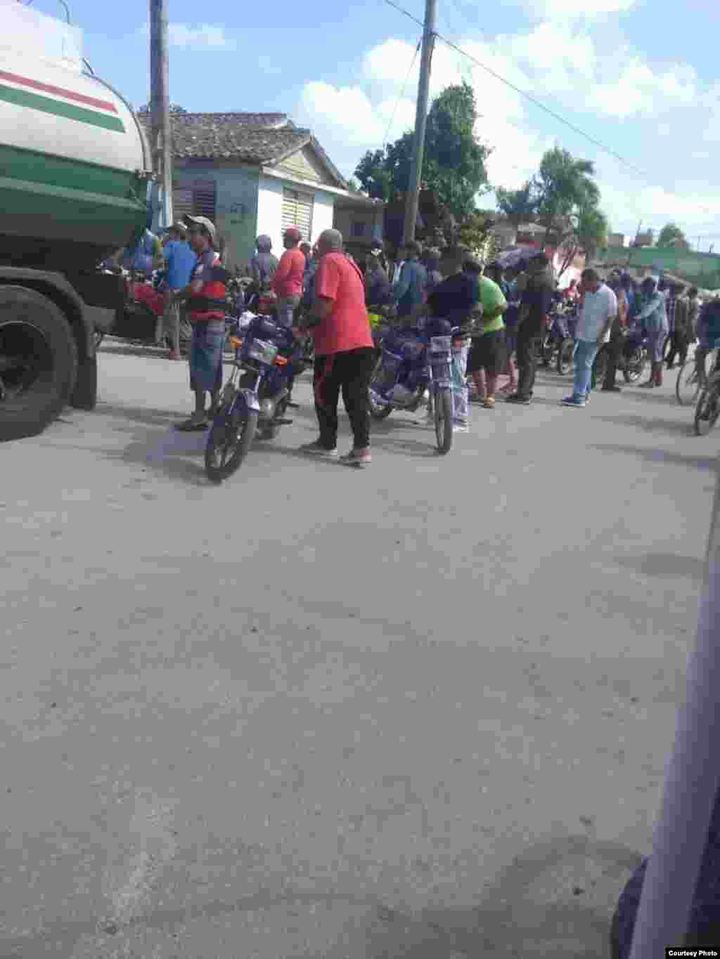 Colas para comprar gasolina en Velasco, Holguín. (Foto: Sorania Cruz Rosales)
