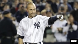 Derek Jeter de los Yanquis camina por el campo al finalizar el partido tras batear la jugada vencedora ante los Orioles hoy, jueves 25 de septiembre de 2014, durante un juego de la MLB en el estadio de los Yanquis de Nueva York (EE.UU.)
