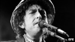 Fotografía de archivo fechada el 3 de junio de 1984 que muestra al cantautor estadounidense Bod Dylan durante un concierto que ofreció en el estadio Olímpico de Múnich, Alemania. Dylan ganó hoy, jueves 13 de octubre de 2016, el premio Nobel de Literatura