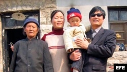 Fotografía de archivo del abogado y activista chino Chen Guangcheng (dcha) con su familia.