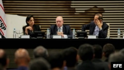 El ministro cubano de Comercio Exterior y la Inversión Extranjera de Cuba, Rodrigo Malmierca Díaz (c).