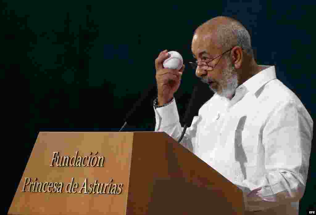El escritor cubano Leonardo Padura pronuncia un discurso tras recibir de manos del rey Felipe VI, el Premio Princesa de Asturias de las Letras, durante la ceremonia de entrega de estos galardones, celebrada esta tarde en el Teatro Campoamor de Oviedo.