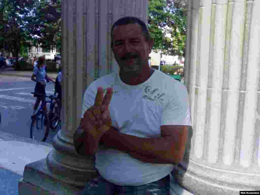 Juan Wilfredo Soto García saluda con la señal de la victoria.