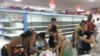 Mujeres compran pollo en un supermercado en La Habana. (REUTERS/Sarah Marsh).