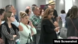 Familiares de cubanos esperan en el aeropuerto de Miami.