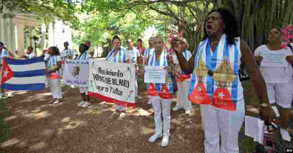 Una delegada vista un sombrero con un botón anti-Trump en el tercer día de la Convención Nacional Demócrata 2016 hoy, miércoles 27 de julio de 2016, en el Wells Fargo Center de Filadelfia, Pensilvania (EE.UU.). EFE/La reunión de cuatro días terminará con