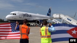 Un avión de la aerolínea estadounidense Jet Blue llega al aeropuerto Abel Santamaría de la ciudad de Santa Clara, el pasado 31 de agosto.
