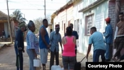 Habaneros hacen fila para abastecerse de agua.