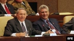 Raúl Castro (i), y Miguel Díaz-Canel (d), en la Asamblea del Partido Comunista Cubano, en La Habana (Cuba).