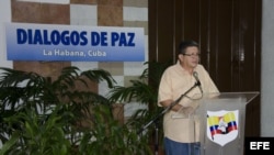 El jefe guerrillero Jorge Torres Victoria, alias Pablo Catatumbo, lee un comunicado de prensa.