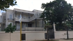 Joven hace preguntas sobre la apertura del Centro Joven hace preguntas sobre la apertura del Centro