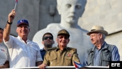 Miguel Díaz-Canel y Raúl Castro en el desfile del 1 de Mayo en Cuba. (Archivo)