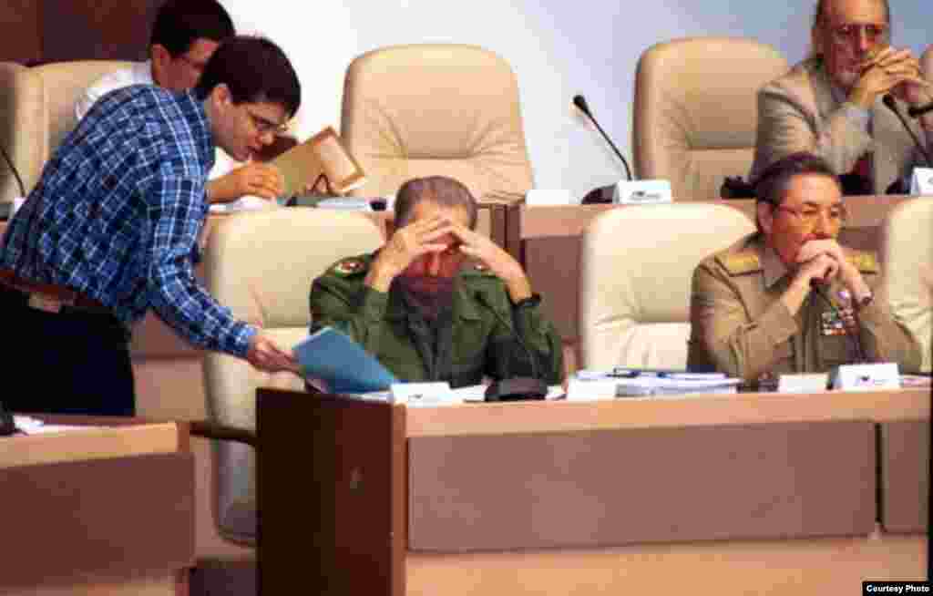 Valenciaga entrega documentos a Fidel Castro.