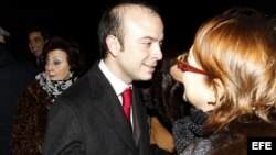 El dirigente de Nuevas Generaciones Ángel Carromero, condenado a cuatro años de cárcel en Cuba por homicidio imprudente, que cumple en régimen abierto, durante la ofrenda floral en homenaje al edil y teniente de alcalde de San Sebastián Gregorio Ordonez.