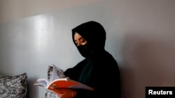 Una docente afgana en Kabul, el 27 de diciembre de 2022. (Reuters/Ali Khara).