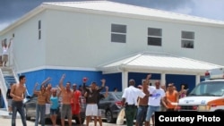 Migrantes cubanos protestan en Islas Caimán.