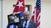 El legislador estadounidense Jim McGovern muestra un retrato junto a Fidel Castro, en un acto en el Museo Ernest Hemingway, en marzo del 2019 (Alexandre Meneghini/Reuters).